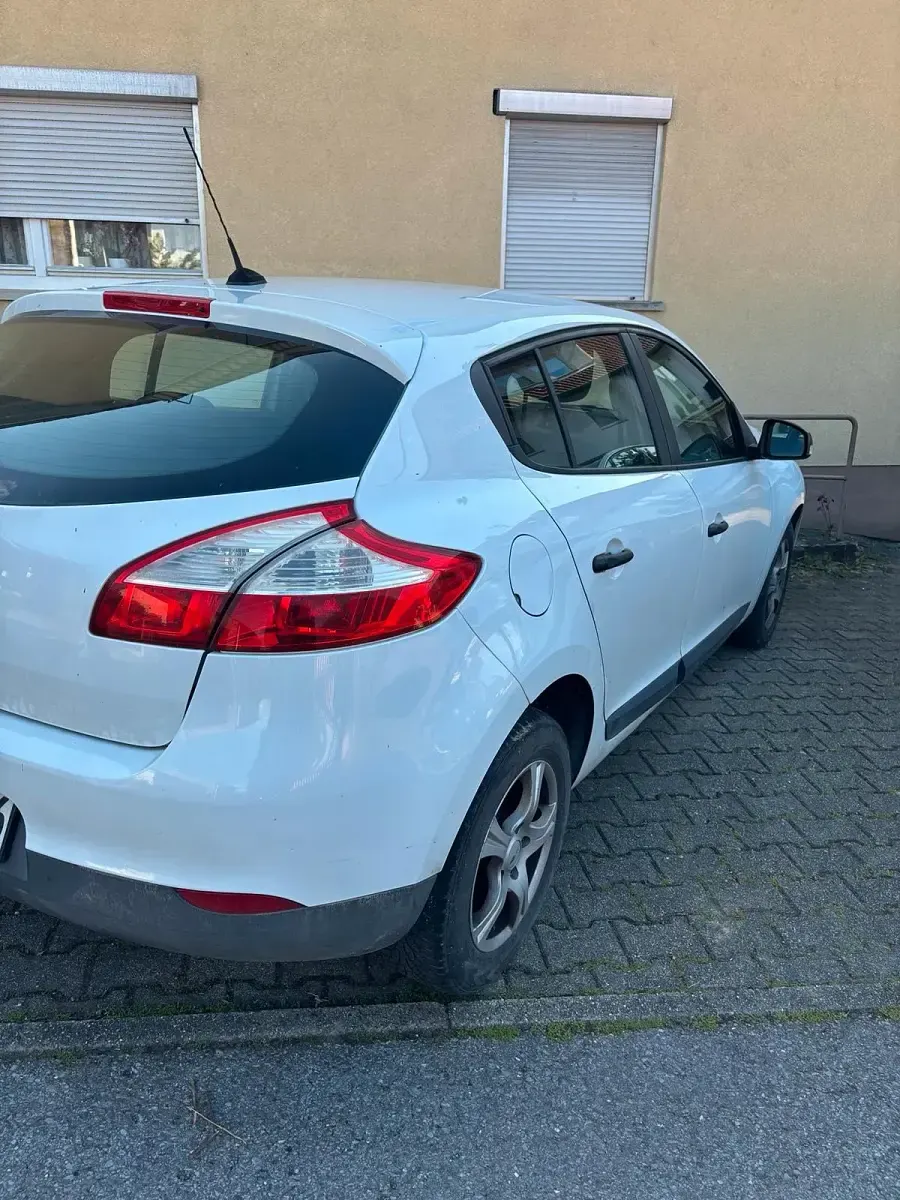 Gebraucht Renault Mégane 110 PS (80 kW) 2012 Weiß Limousine
