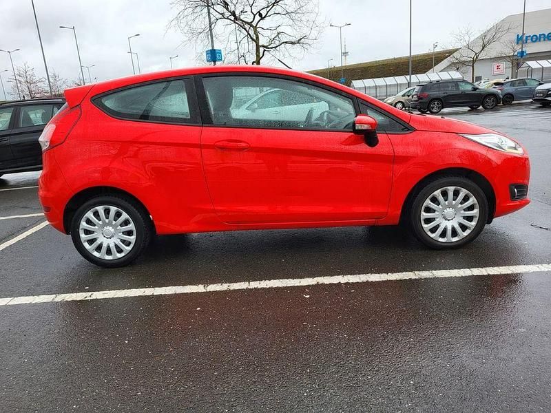 Gebraucht Ford Fiesta Trend 82 PS (60 kW) 2016 Rot Kleinwagen