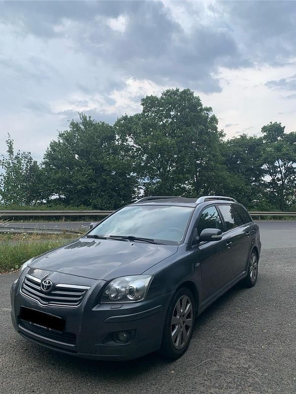 Grau Gebraucht 2006 Toyota Avensis Kombi | 1.350 € - Bild 1/4