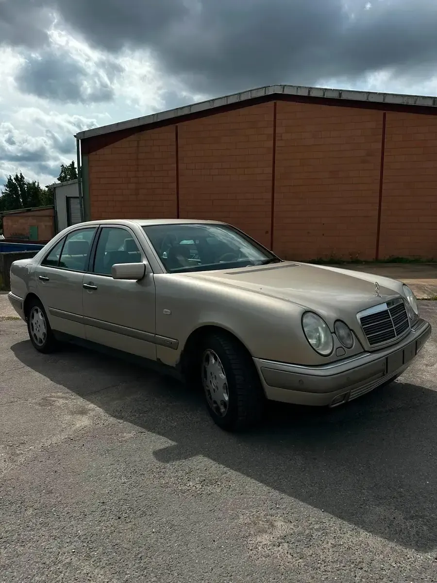 Gebraucht Mercedes E240 170 PS (125 kW) 1998 Beige Limousine