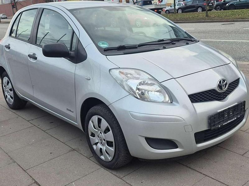 Gebraucht Toyota Yaris Basis 69 PS (50 kW) 2009 Silver mica metallic Kleinwagen