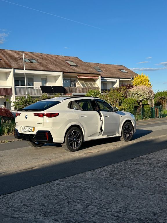 Weiß Neu 2025 BMW iX2 Performance SUV | 47.490 € (Fairer Preis) - Bild 1/4