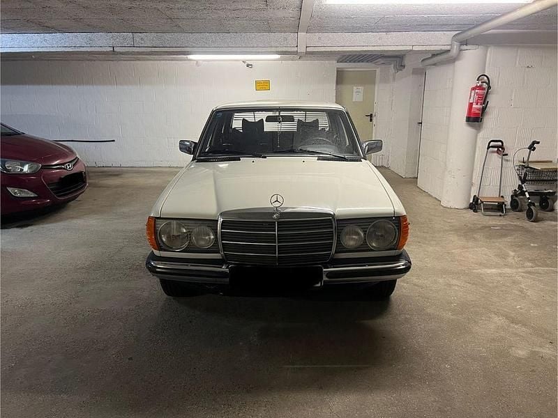 Weiß Gebraucht 1978 Mercedes 230 Limousine | 18.000 € - Bild 1/4