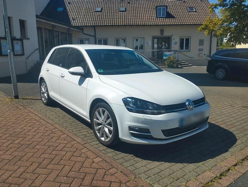 Gebraucht VW Golf VII 125 PS (91 kW) 2016 Weiß Kleinwagen
