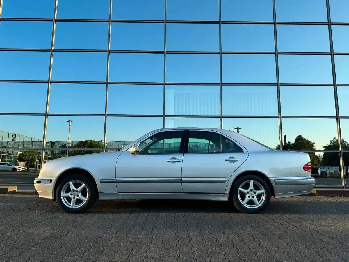 Occasion Mercedes E240 Elegance 170 ch (125 kW) 2001 Argent Berline