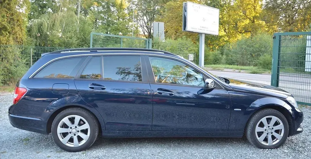 Gebraucht Mercedes C180 156 PS (114 kW) 2011 Blau Kombi