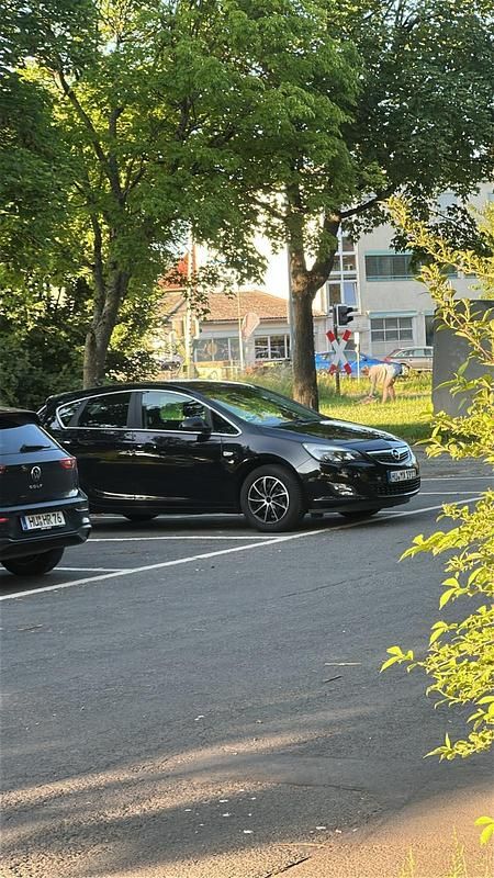 Schwarz Gebraucht 2010 Opel Astra Limousine | 2.500 € (Guter Preis) - Bild 1/4