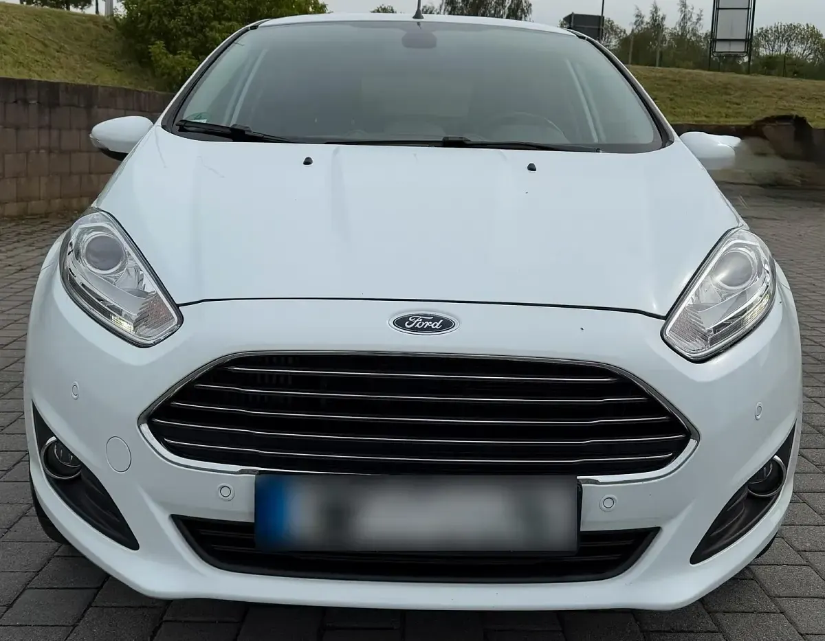 Gebraucht Ford Fiesta Titanium 95 PS (69 kW) 2016 Weiß Kleinwagen