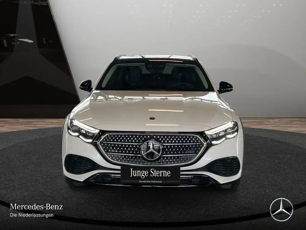 Second-hand Mercedes E300 Night 197 CP (144 kW) 2026 Alb Berlinǎ