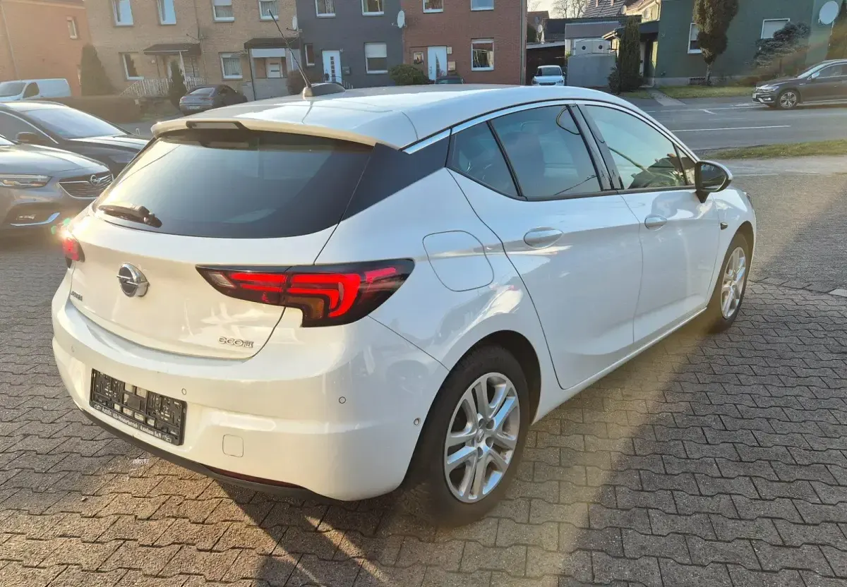 Gebraucht Opel Astra 105 PS (77 kW) 2015 Weiß Limousine