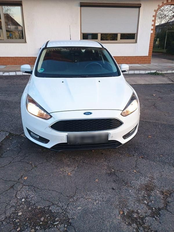 Weiß Gebraucht 2017 Ford Focus Limousine | 7.300 € (Superpreis) - Bild 1/4