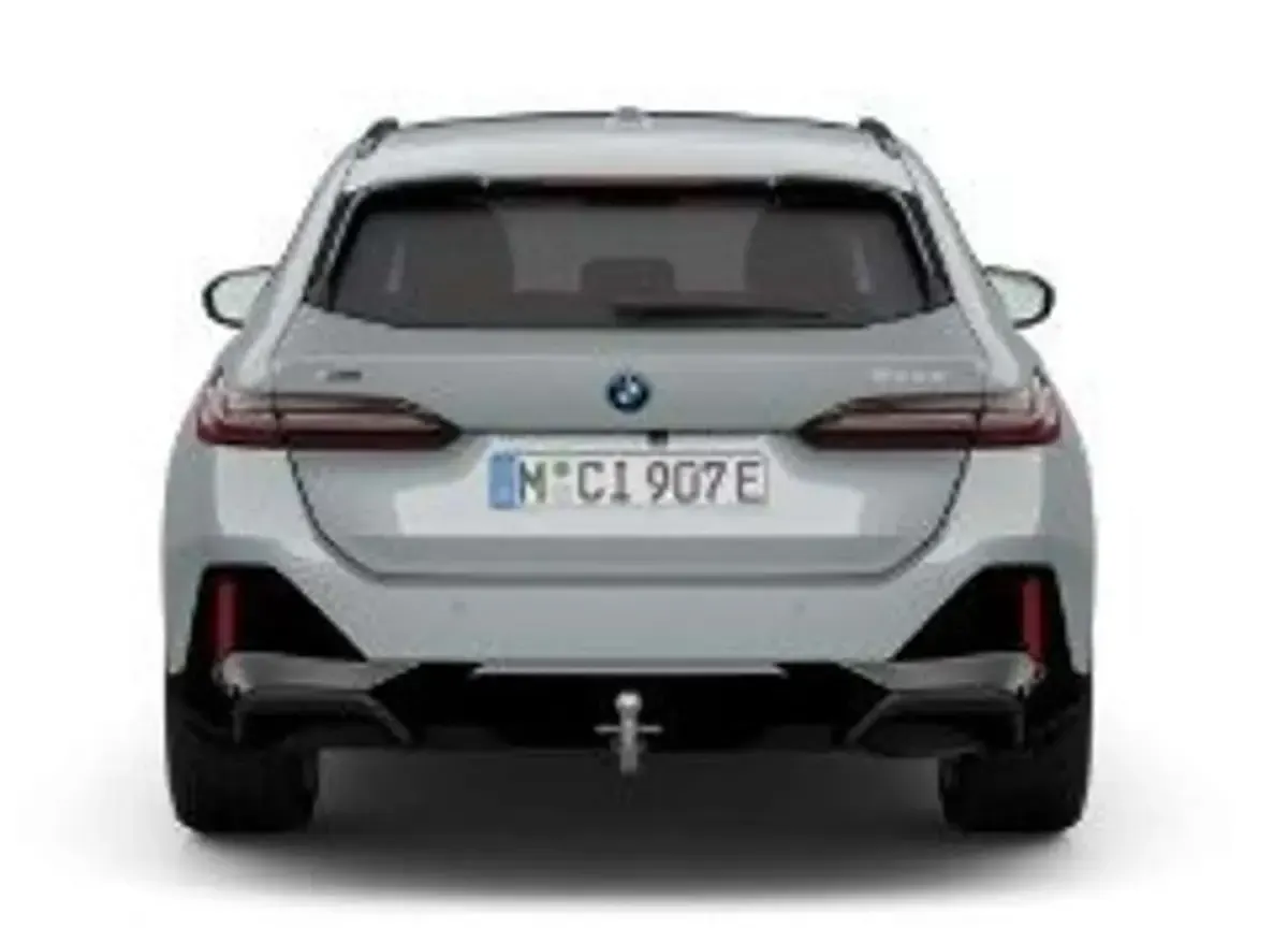 Neu BMW 550e Performance 489 PS (359 kW) 2026 M brooklyn grau Kombi