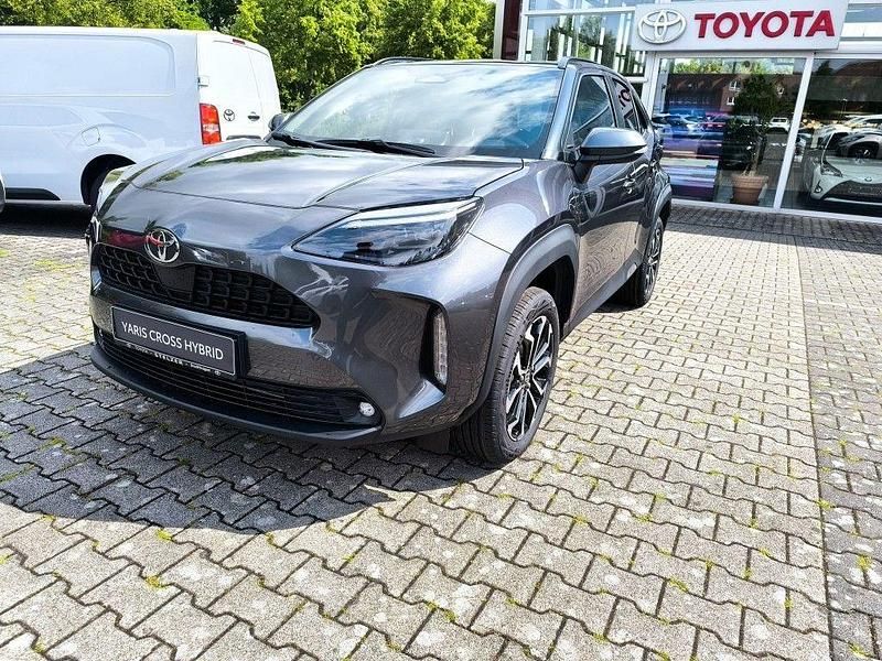 Grau Gebraucht 2025 Toyota Yaris Cross SUV | 28.990 € (Fairer Preis) - Bild 1/4