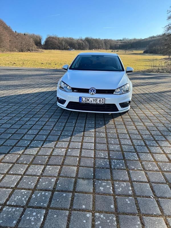 Weiß Gebraucht 2016 VW Golf VII R-line Kleinwagen | 11.000 € (Fairer Preis) - Bild 1/4