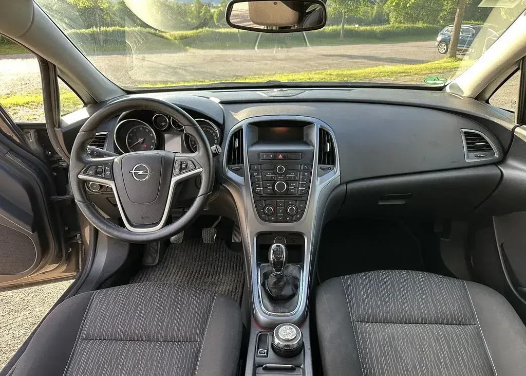 Gebraucht Opel Astra Edition 140 PS (102 kW) 2012 Grau Limousine
