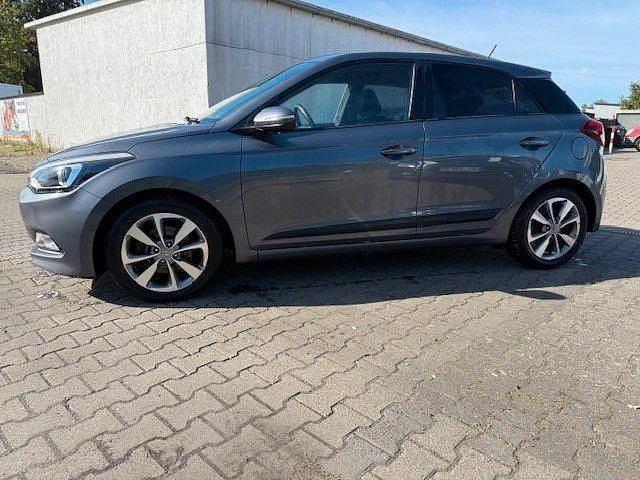Grau Gebraucht 2017 Hyundai i20 YES! Kleinwagen | 8.900 € (Guter Preis) - Bild 1/4