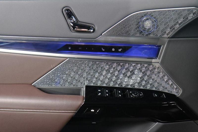 Gebraucht BMW 750e Performance 489 PS (359 kW) 2024 Black sapphire (475) Limousine