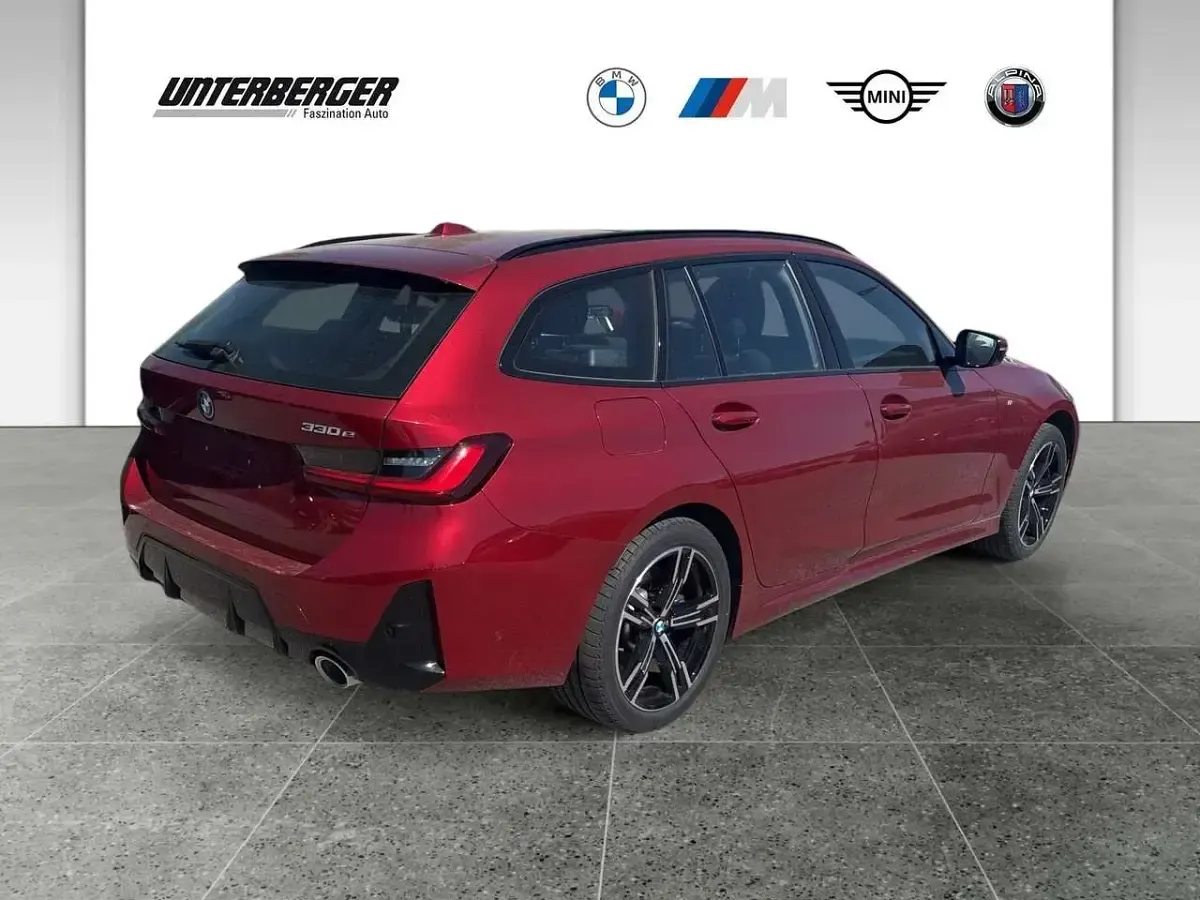Używany BMW 330e Performance 184 KM (135 kW) 2025 Czerwony Sedan/Limuzyna