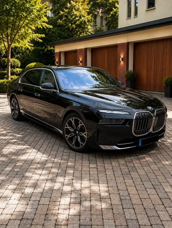Gebraucht BMW 750e 489 PS (359 kW) 2024 Schwarz Limousine