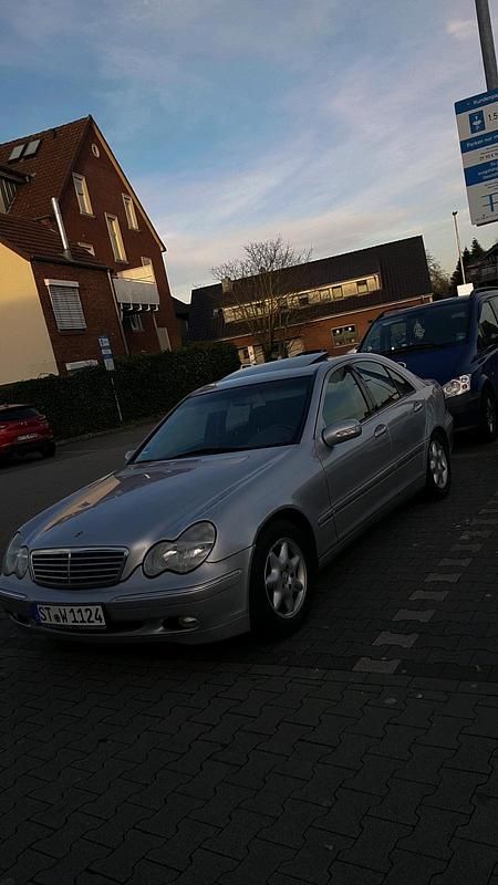 Silber Gebraucht 2001 Mercedes C180 Limousine | 1.900 € (Superpreis) - Bild 1/4