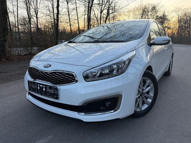 Weiß Gebraucht 2017 Kia Ceed Kleinwagen | 11.590 € (Fairer Preis) - Bild 1/4