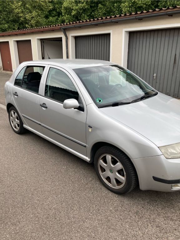 Silber Gebraucht 2001 Skoda Fabia Elegance Limousine | 1.200 € (Fairer Preis) - Bild 1/4