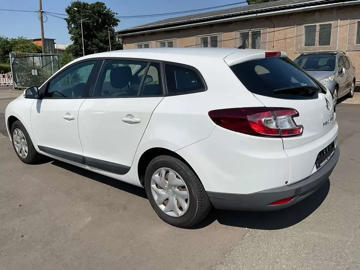 Gebraucht Renault Mégane GrandTour Authentique 110 PS (80 kW) 2015 Gletscherweiss Kombi