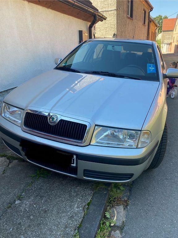 Silber Gebraucht 2004 Skoda Octavia Classic Limousine | 2.200 € (Fairer Preis) - Bild 1/4