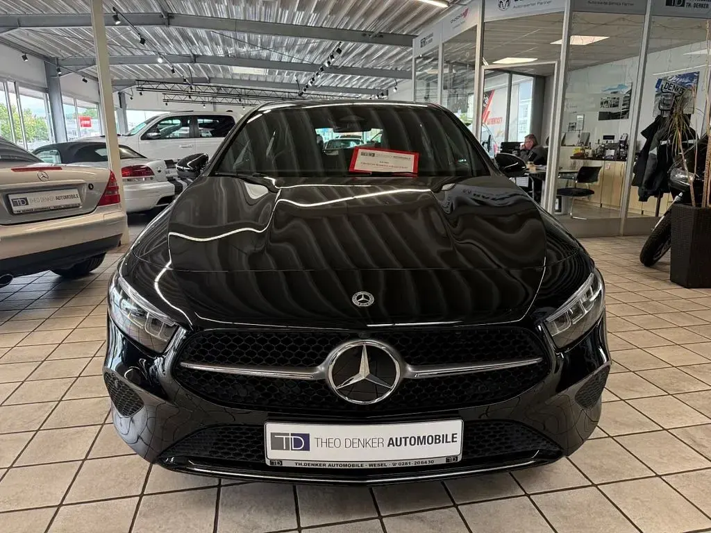 Gebraucht Mercedes A180 Advanced 150 PS (110 kW) 2025 Kosmosschwarz Limousine