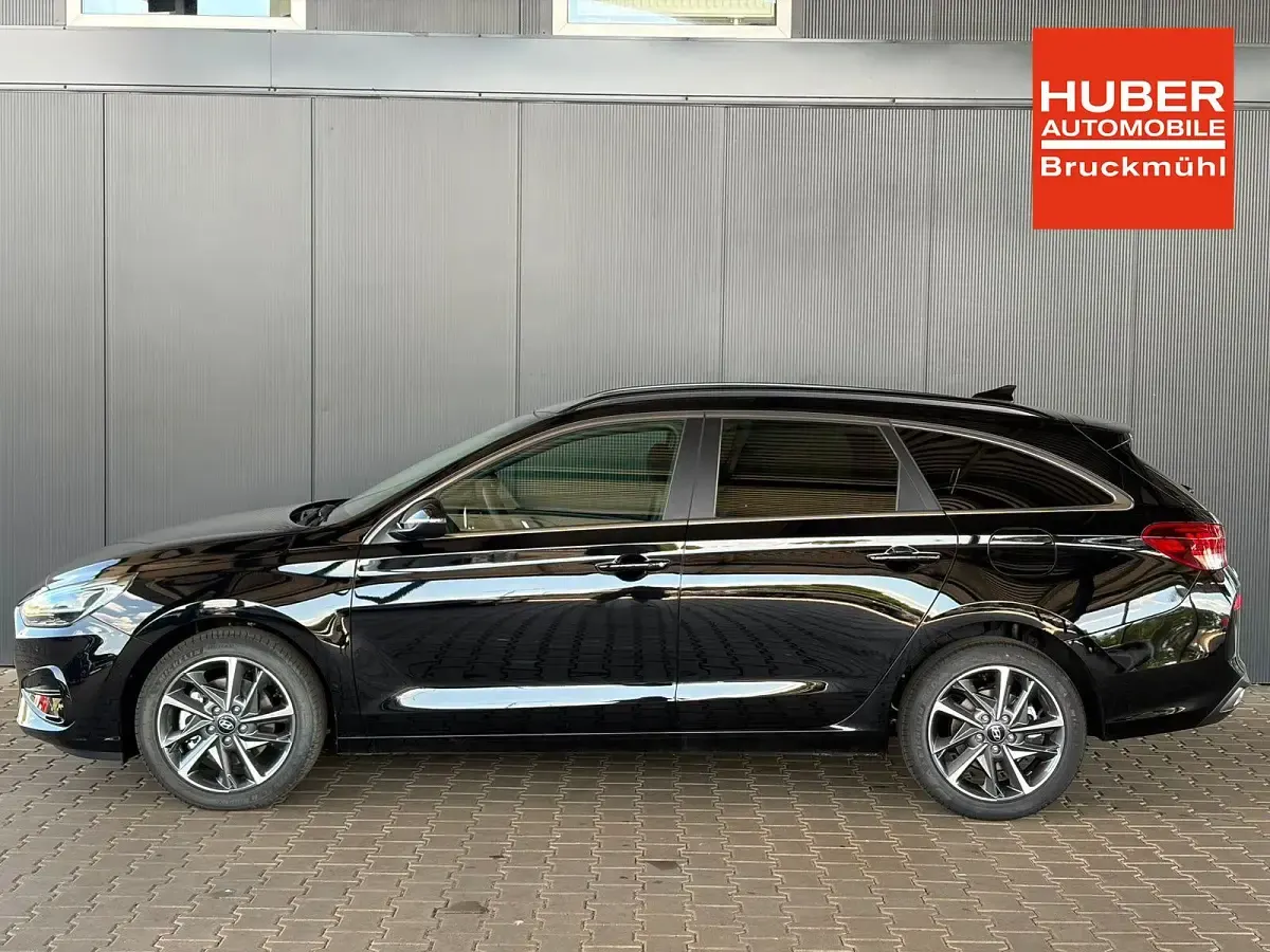 Neu Hyundai i30 Comfort 101 PS (74 kW) 2025 Abyss black Kombi