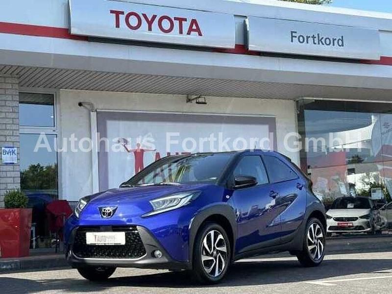 (2vl) blau metallic / schwarz Gebraucht 2023 Toyota Aygo Pulse Kleinwagen | 18.990 € (Fairer Preis) - Bild 1/3