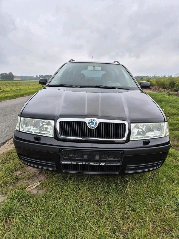 Schwarz Gebraucht 2003 Skoda Octavia Kombi | 1.350 € (Fairer Preis) - Bild 1/4