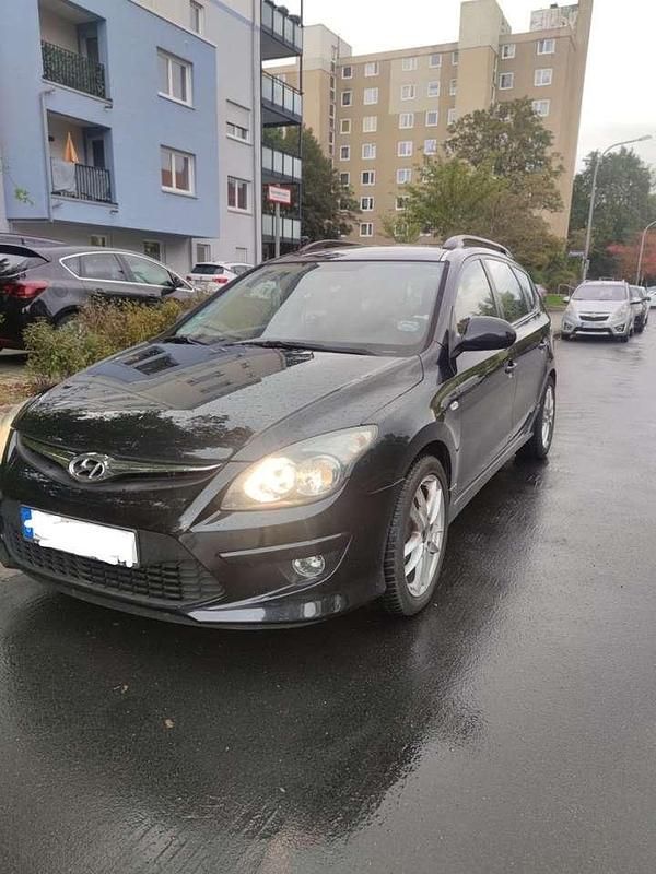 Schwarz Gebraucht 2011 Hyundai i30 Classic Kombi | 4.950 € (Etwas zu teuer) - Bild 1/4