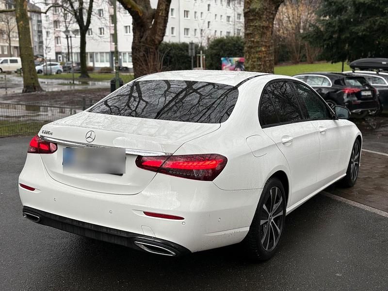 Gebraucht Mercedes E220 200 PS (147 kW) 2022 Weiß Limousine