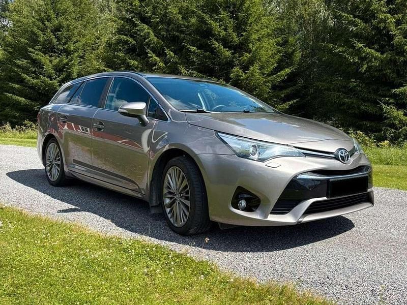 Beige Gebraucht 2015 Toyota Avensis Comfort Kombi | 9.450 € (Teuer) - Bild 1/4