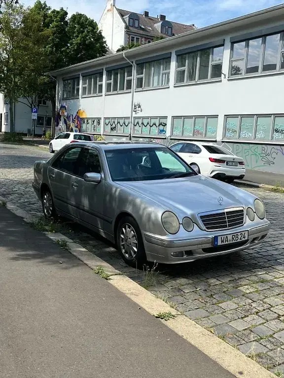 Gebraucht Mercedes E240 Elegance 170 PS (125 kW) 2001 Silber Limousine