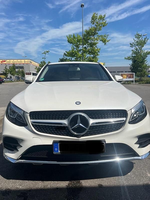 Weiß Gebraucht 2016 Mercedes GLC250 AMG line Coupé | 28.500 € (Fairer Preis) - Bild 1/4