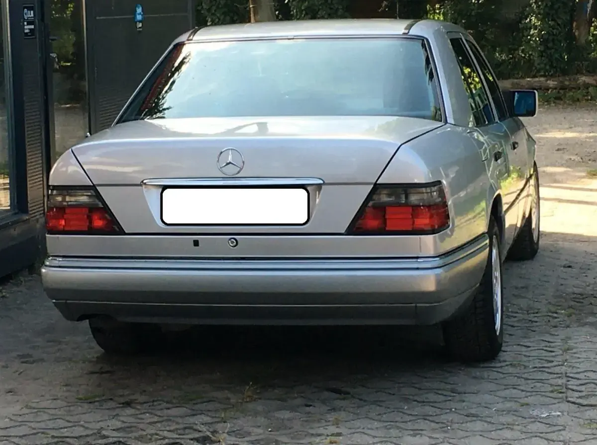 Gebraucht Mercedes 200 136 PS (100 kW) 1994 Silber Limousine