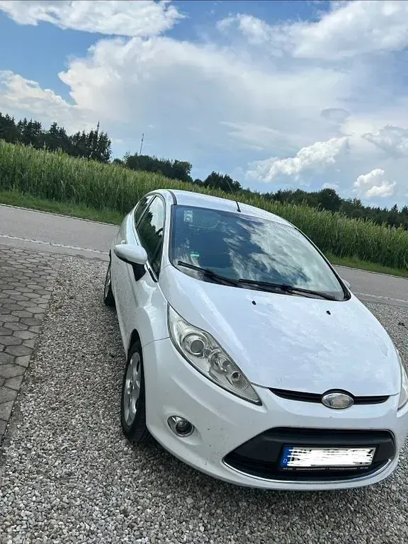 Gebraucht Ford Fiesta Titanium 82 PS (60 kW) 2010 Weiß Limousine