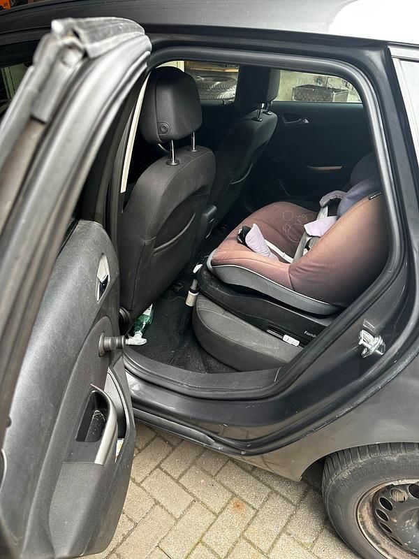 Gebraucht Opel Astra 125 PS (91 kW) 2012 Grau Kombi