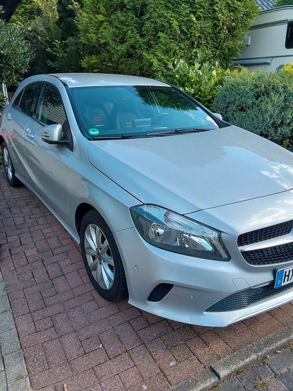 Silber Gebraucht 2017 Mercedes A180 Style Limousine | 14.900 € (Guter Preis) - Bild 1/4