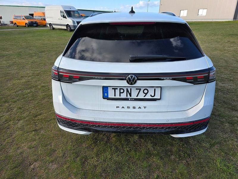 Gebraucht VW Passat R-line 193 PS (141 kW) 2024 Weiß Kombi