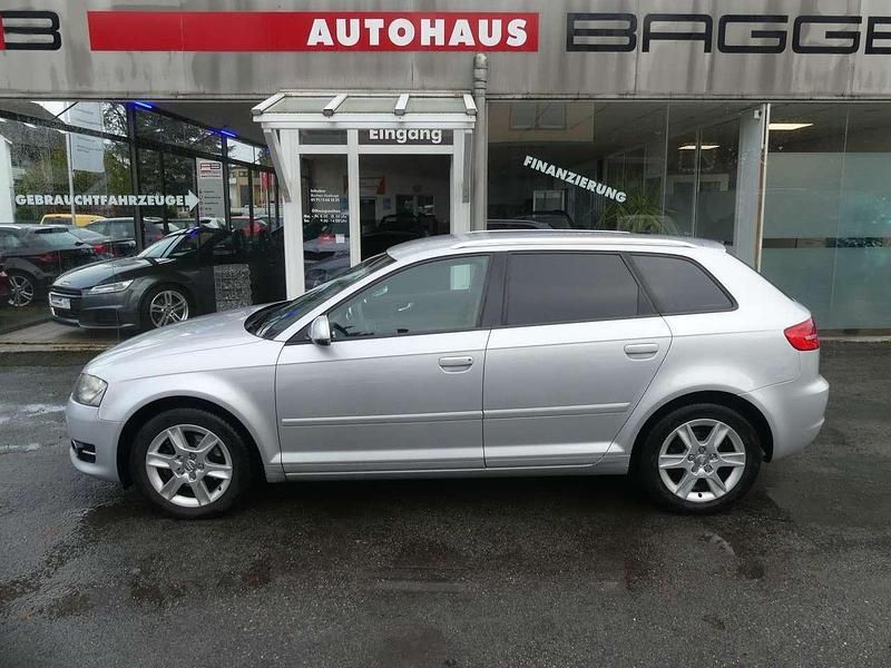 Silber Gebraucht 2013 Audi A3 Sportback Attraction Kombi | 7.990 € (Superpreis) - Bild 1/4