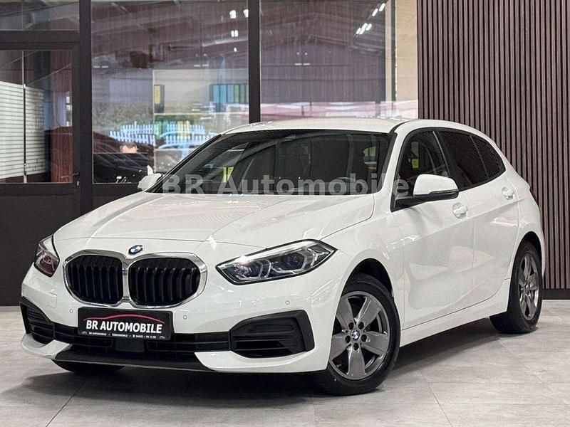 Alpinweiss iii Gebraucht 2021 BMW 116 Advantage Kleinwagen | 18.490 € (Fairer Preis) - Bild 1/4