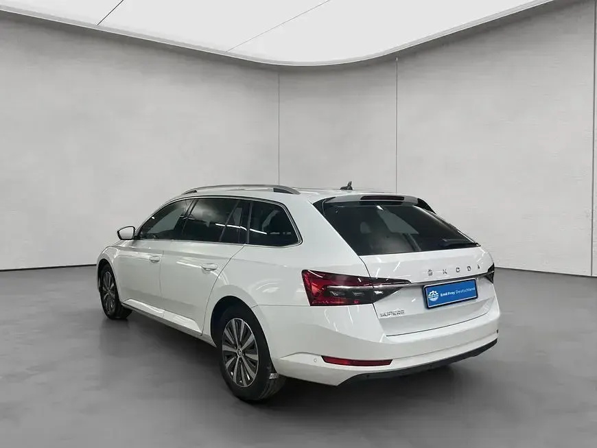 Gebraucht Skoda Superb Style 150 PS (110 kW) 2023 Moonweiß perleffekt Kombi