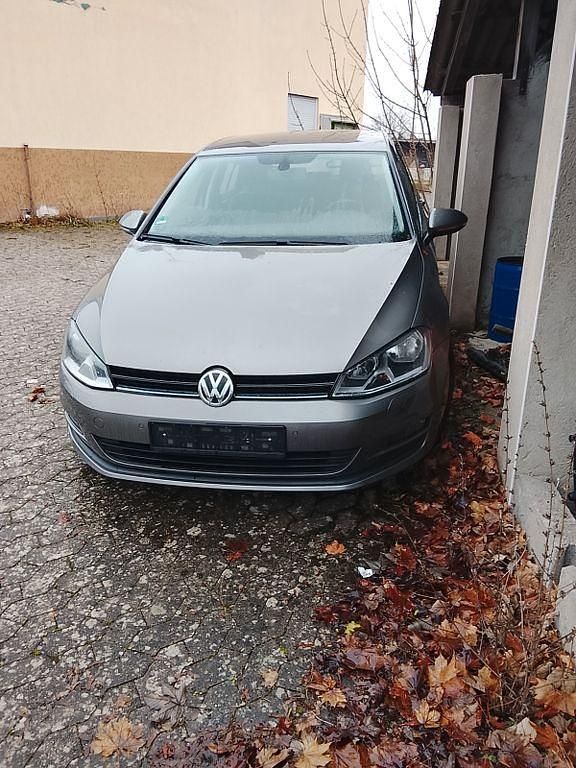 Silber Gebraucht 2015 VW Golf VII Comfortline Limousine | 11.330 € (Guter Preis) - Bild 1/4