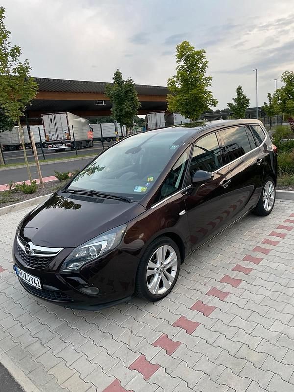 Braun Gebraucht 2013 Opel Zafira Tourer Van / Kleinbus | 5.900 € (Etwas zu teuer) - Bild 1/4