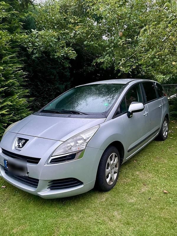 Grau Gebraucht 2010 Peugeot 5008 Van / Kleinbus | 3.400 € (Etwas zu teuer) - Bild 1/4