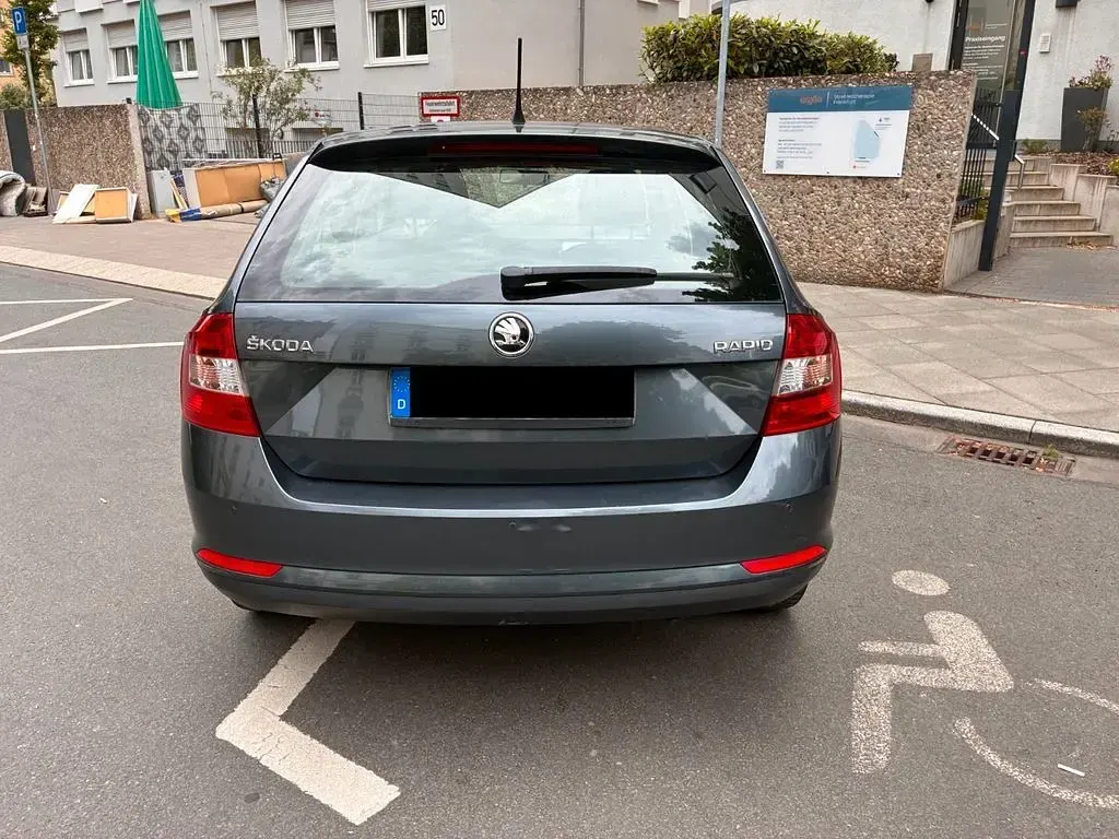 Używany Skoda Rapid Ambition 105 KM (77 kW) 2014 Czarny Hatchback