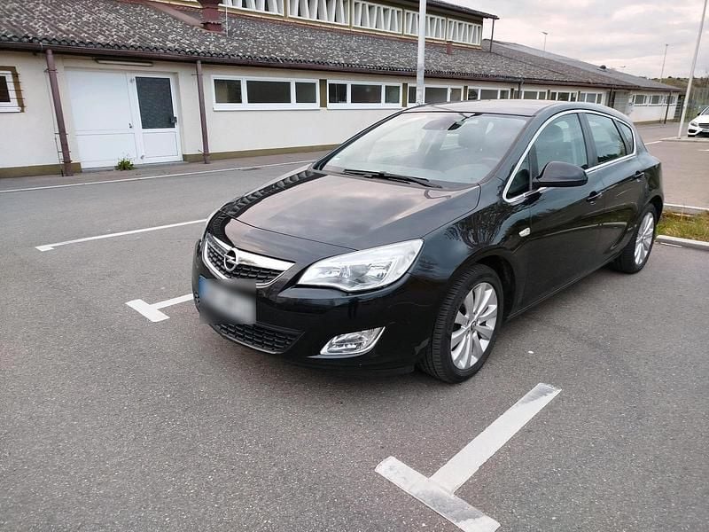 Gebraucht Opel Astra 115 PS (84 kW) 2011 Schwarz Kleinwagen
